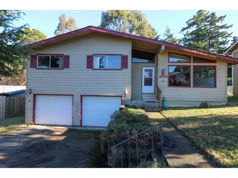 1653 Lincoln St, North Bend, OR 97459