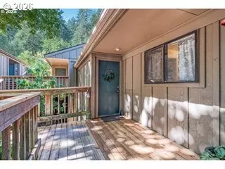 422 Stonewood Dr, Eugene, OR 97405