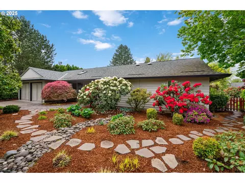 8926 SW Becker Dr, Portland, OR 97223