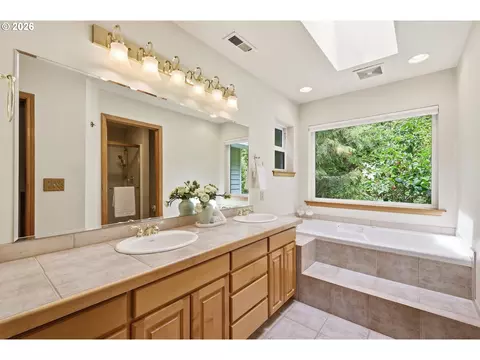 Bath - 3854 Monroe St, Eugene, OR 97405 photo 1 of 4