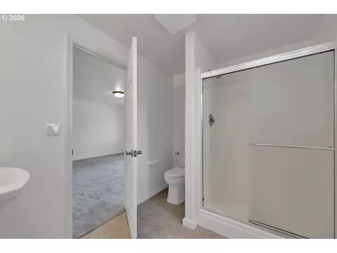 Bath - 6021 Firestone Dr, Eugene, OR 97402 photo 2 of 4