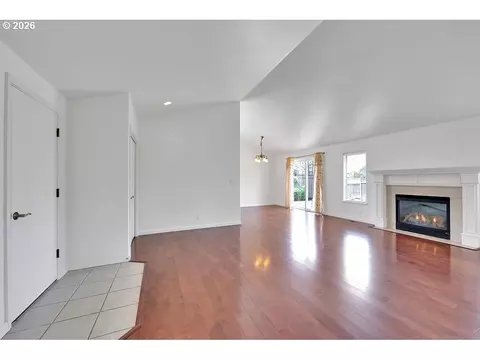 Living - 6021 Firestone Dr, Eugene, OR 97402 photo 3 of 5