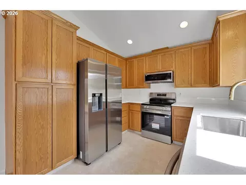 Kitchen - 6021 Firestone Dr, Eugene, OR 97402 photo 5 of 5