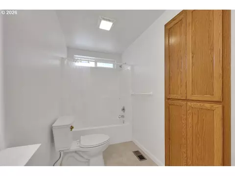 Bath - 6021 Firestone Dr, Eugene, OR 97402 photo 4 of 4