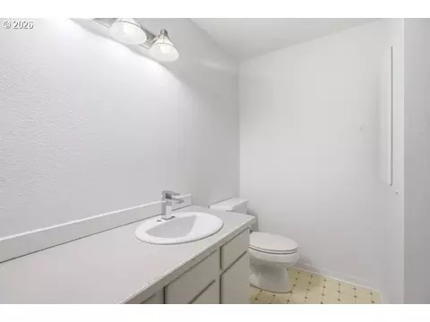 Bath - 1629 SElliott Ave, Gresham, OR 97080 photo 2 of 2