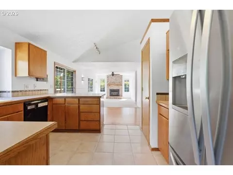 Kitchen - 1629 SElliott Ave, Gresham, OR 97080 photo 2 of 3