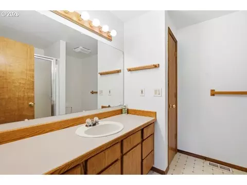 Bath - 1629 SElliott Ave, Gresham, OR 97080 photo 1 of 2