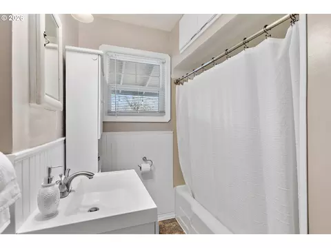 Bath - 765 NW Angeline Ave, Gresham, OR 97030 photo 1 of 1