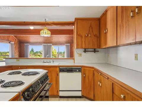 Kitchen - 8326 SE 252nd Ave, Gresham, OR 97080 photo 2 of 4
