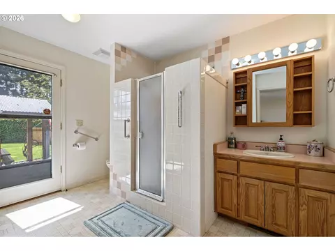 Bath - 84 Green Ln, Eugene, OR 97404 photo 3 of 5