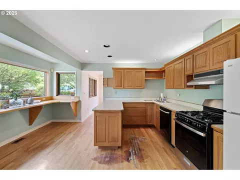 Kitchen - 84 Green Ln, Eugene, OR 97404 photo 2 of 4