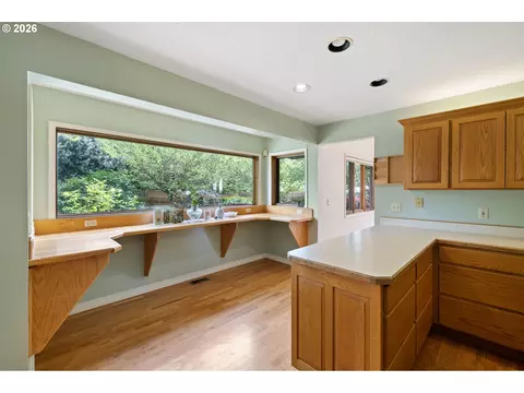 Kitchen - 84 Green Ln, Eugene, OR 97404 photo 3 of 4