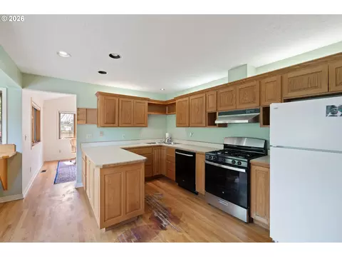 Kitchen - 84 Green Ln, Eugene, OR 97404 photo 4 of 4