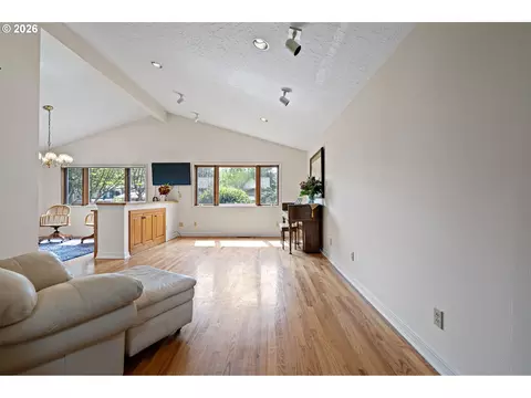 Living - 84 Green Ln, Eugene, OR 97404 photo 4 of 6