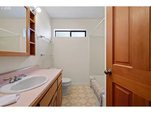 Bath - 84 Green Ln, Eugene, OR 97404 photo 4 of 5