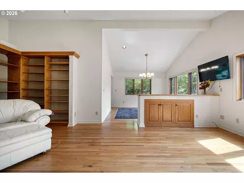 Living - 84 Green Ln, Eugene, OR 97404 photo 5 of 6