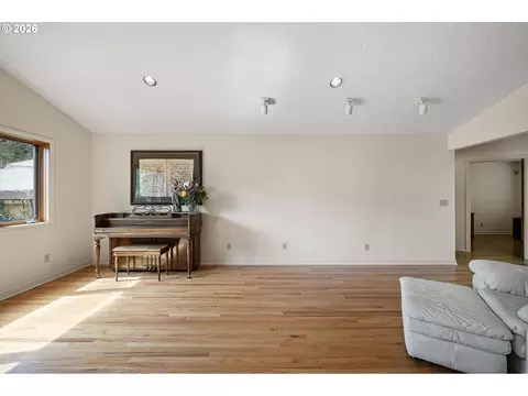 Living - 84 Green Ln, Eugene, OR 97404 photo 6 of 6