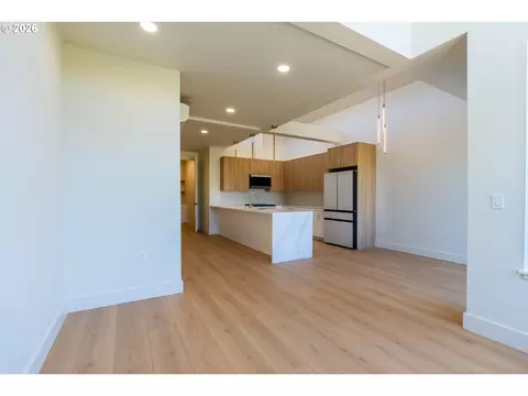 Living - 814 E 22nd Ave, Eugene, OR 97405 photo 3 of 4