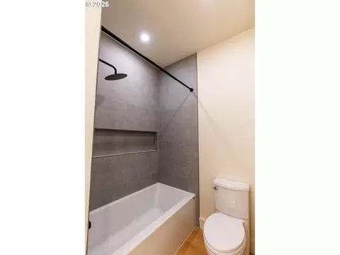 Bath - 814 E 22nd Ave, Eugene, OR 97405 photo 7 of 8