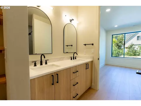 Bath - 814 E 22nd Ave, Eugene, OR 97405 photo 6 of 8