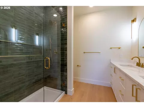 Bath - 814 E 22nd Ave, Eugene, OR 97405 photo 3 of 8