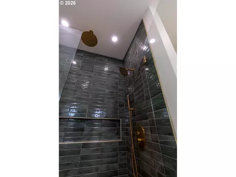 Bath - 814 E 22nd Ave, Eugene, OR 97405 photo 5 of 8