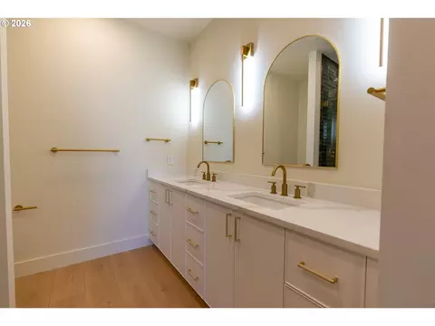 Bath - 814 E 22nd Ave, Eugene, OR 97405 photo 2 of 8