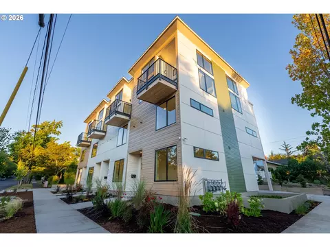 Exterior - 814 E 22nd Ave, Eugene, OR 97405 photo 2 of 4