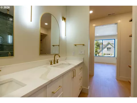 Bath - 814 E 22nd Ave, Eugene, OR 97405 photo 4 of 8