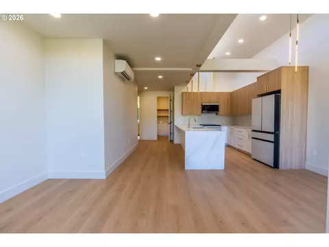 Living - 814 E 22nd Ave, Eugene, OR 97405 photo 4 of 4