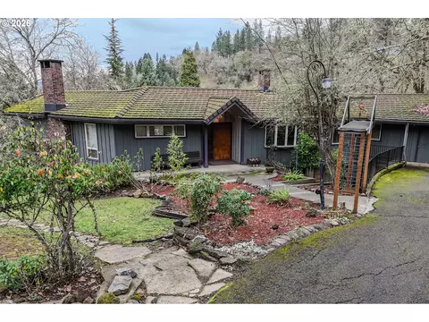 1033 SE Terrace Dr, Roseburg, OR 97470