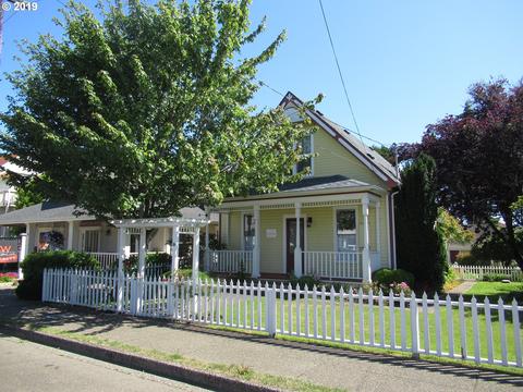 232 Maple St, Florence, OR 97439 photo 1