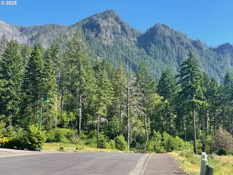 235 SW Sterwheeler Dr #25, Cascade Locks, OR 97014
