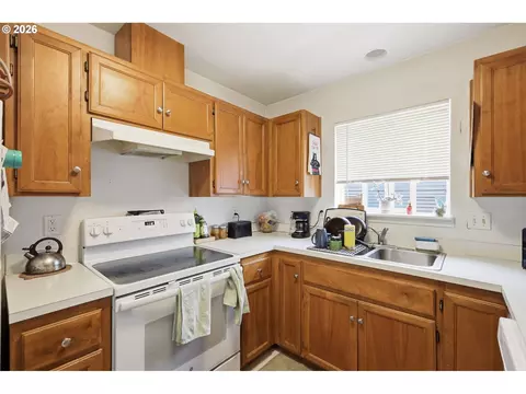 Kitchen - 623 W 18th Ave, Eugene, OR 97402 photo 2 of 7