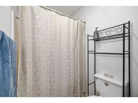 Bath - 623 W 18th Ave, Eugene, OR 97402 photo 2 of 3