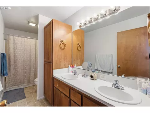 Bath - 623 W 18th Ave, Eugene, OR 97402 photo 1 of 3