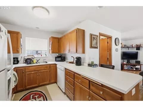 Kitchen - 623 W 18th Ave, Eugene, OR 97402 photo 3 of 7