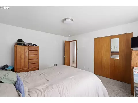 Bedroom - 623 W 18th Ave, Eugene, OR 97402 photo 5 of 10