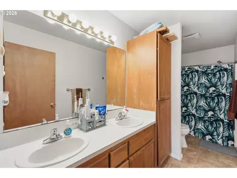 Bath - 623 W 18th Ave, Eugene, OR 97402 photo 3 of 3
