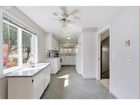 Kitchen - 100 NE Kane Dr, Gresham, OR 97030 photo 2 of 2