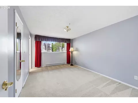Bedroom - 100 NE Kane Dr, Gresham, OR 97030 photo 2 of 6