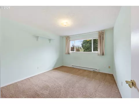 Bedroom - 100 NE Kane Dr, Gresham, OR 97030 photo 3 of 6