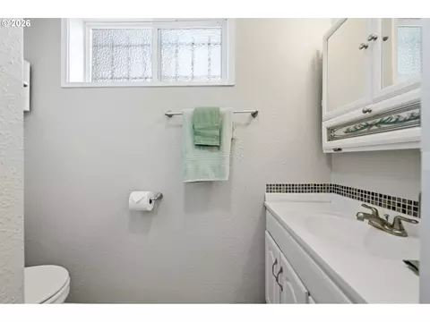 Bath - 100 NE Kane Dr, Gresham, OR 97030 photo 3 of 4
