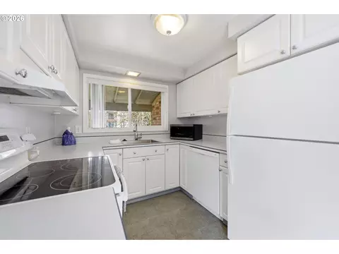 Kitchen - 100 NE Kane Dr, Gresham, OR 97030 photo 1 of 2