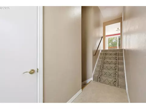 Entry Way - 100 NE Kane Dr, Gresham, OR 97030 photo 3 of 5