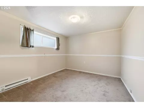 Bedroom - 100 NE Kane Dr, Gresham, OR 97030 photo 5 of 6