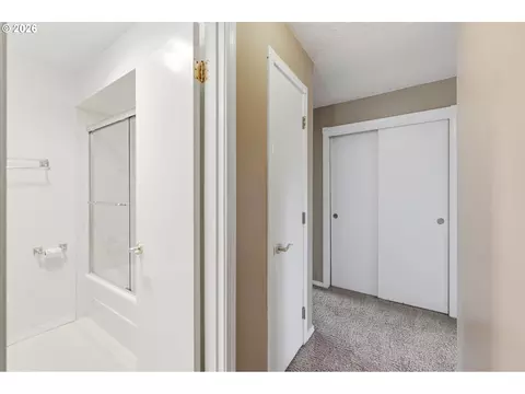 Entry Way - 100 NE Kane Dr, Gresham, OR 97030 photo 1 of 5