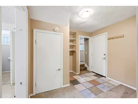 Entry Way - 100 NE Kane Dr, Gresham, OR 97030 photo 2 of 5