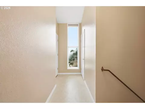 Entry Way - 100 NE Kane Dr, Gresham, OR 97030 photo 4 of 5