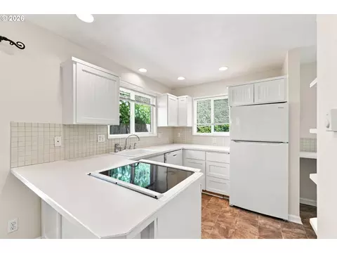 Kitchen - 880 NW Florence Ave, Gresham, OR 97030 photo 2 of 3